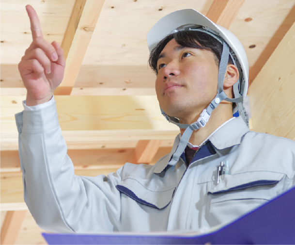 現場調査を行うスタッフ