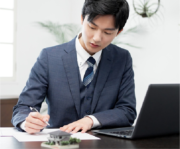 見積書を作成する担当者